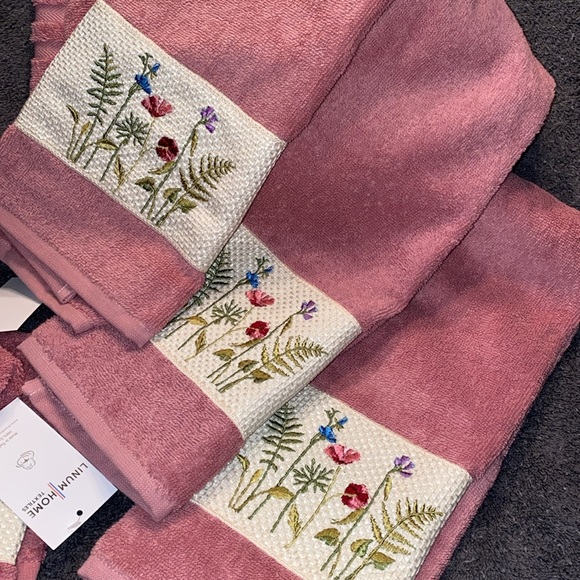 Beautiful NWT Pink Embroidered Flowers Towel Set - Picture 5 of 13